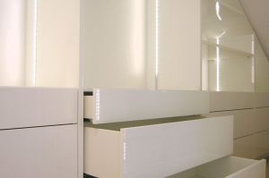 Modern edles Ankleidezimmer als Kompletraumlösung in MDF- Hochglanz lackiert mit LED-Beleuchtung in den Möbelseiten