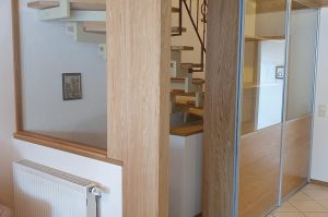„Große“ Treppenhaus Raumlösung, in Eiche Echtholz furniert über Eck, als Schrank- Gleittüren Kombination, Gleittüre geöffnet